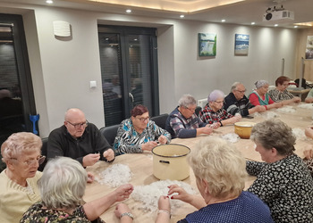 Zdjęcie przedstawia uczestników Klubu Seniora