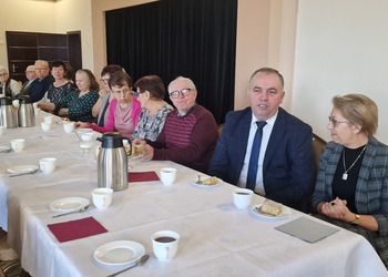 Zdjęcie przedstawia Seniorów 