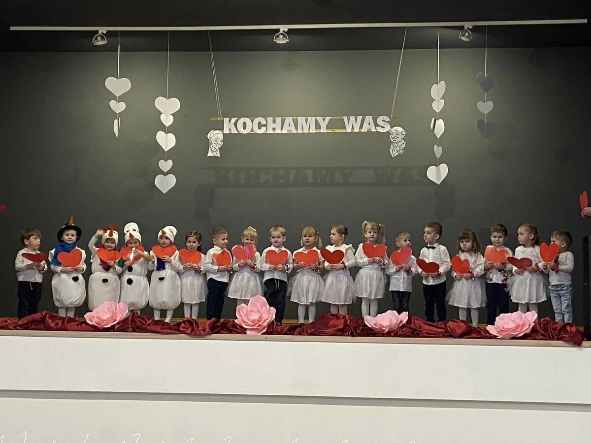 zdjęcie przedstawia przedszkolaków 
