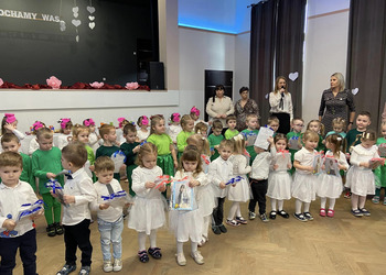 zdjęcie przedstawia przedszkolaków 