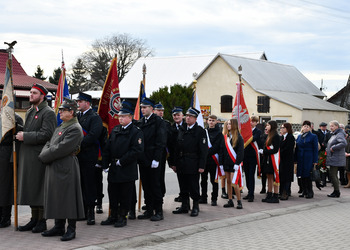 Uczestnicy odsłonięcia tablicy