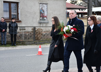 Uczestnicy odsłonięcia tablicy