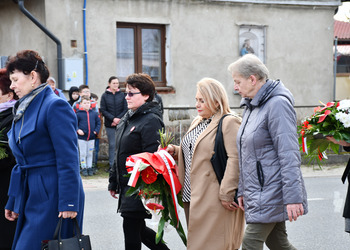 Uczestnicy odsłonięcia tablicy