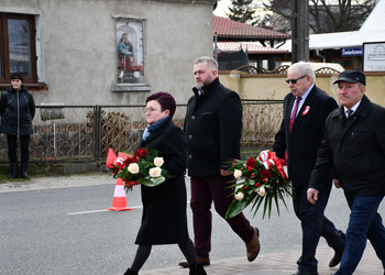 Uczestnicy odsłonięcia tablicy