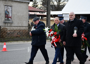 Uczestnicy odsłonięcia tablicy