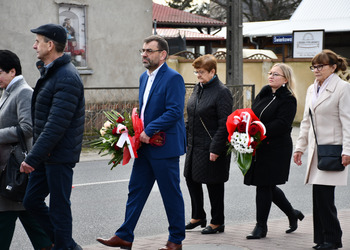 Uczestnicy odsłonięcia tablicy