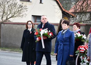 Uczestnicy odsłonięcia tablicy