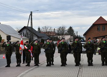 Uczestnicy odsłonięcia tablicy