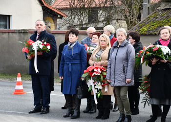 Uczestnicy odsłonięcia tablicy