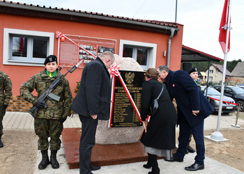 Uczestnicy odsłonięcia tablicy