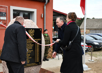 Uczestnicy odsłonięcia tablicy