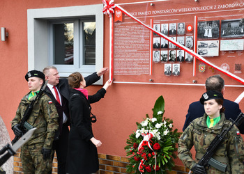 Uczestnicy odsłonięcia tablicy