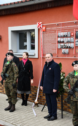 Uczestnicy odsłonięcia tablicy