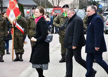 Uczestnicy odsłonięcia tablicy