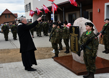 Uczestnicy odsłonięcia tablicy