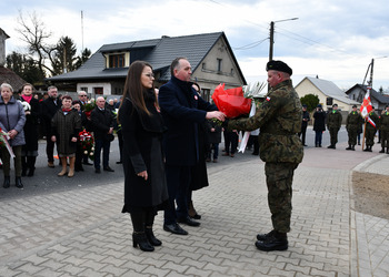 Uczestnicy odsłonięcia tablicy