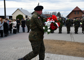 Uczestnicy odsłonięcia tablicy