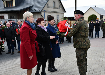 Uczestnicy odsłonięcia tablicy