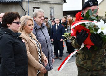 Uczestnicy odsłonięcia tablicy