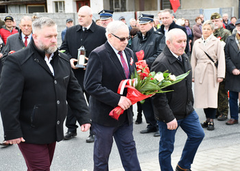 Uczestnicy odsłonięcia tablicy