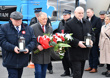 Uczestnicy odsłonięcia tablicy