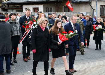 Uczestnicy odsłonięcia tablicy