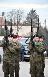 Uczestnicy odsłonięcia tablicy