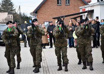 Uczestnicy odsłonięcia tablicy