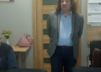 zdjęcie przedstawia seniorów podczas spotkania z antykwariuszem 