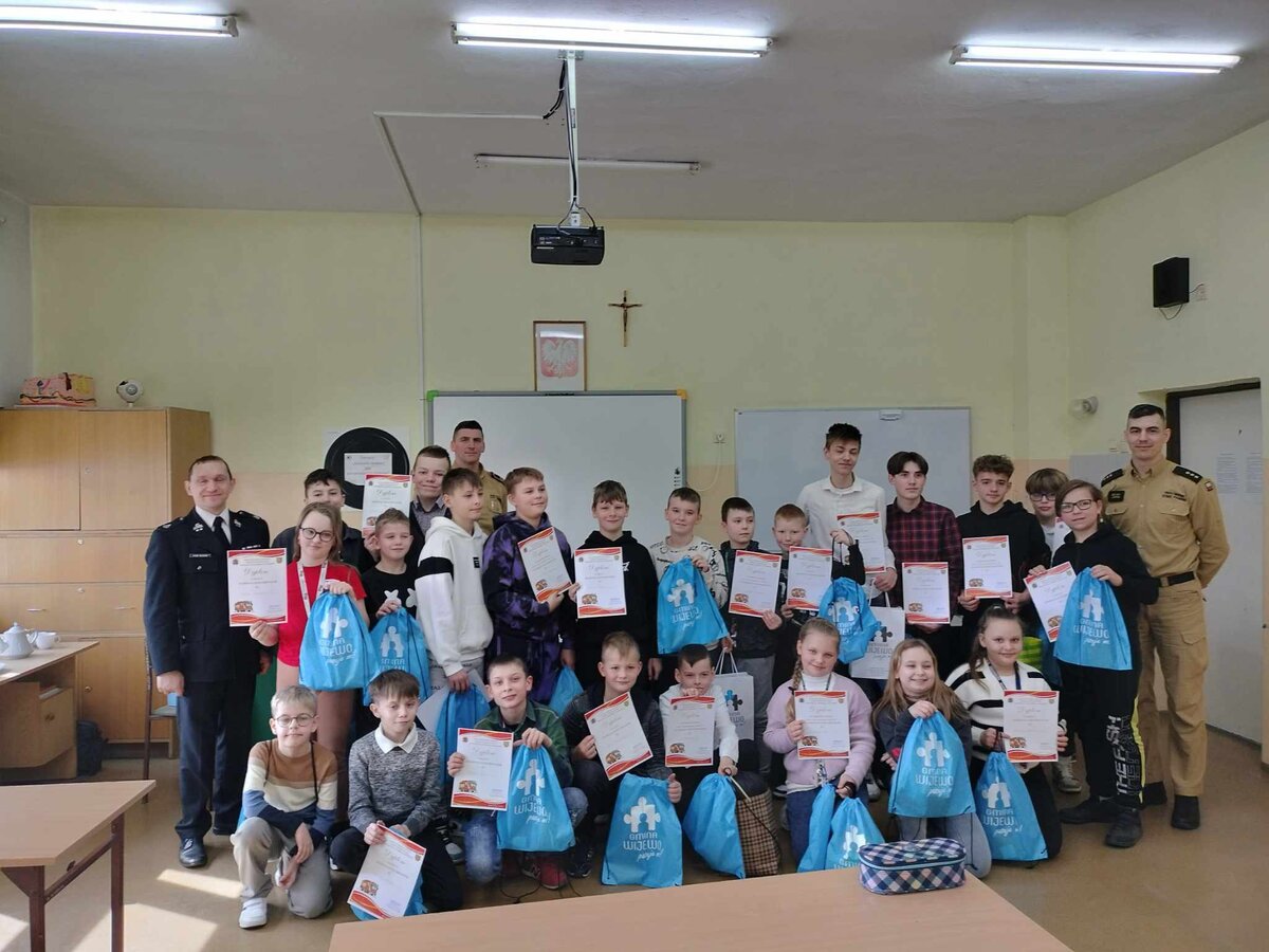 Zdjęcie przedstawia uczniów w klasie