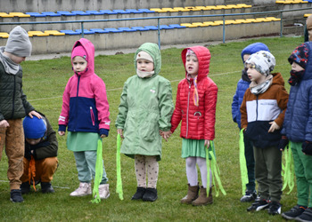 zdjęcie przedstawia przedszkolaków żegnających zimę