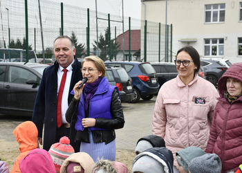 Zdjęcie przedstawia Wójta Gminy i Panią dyrektor