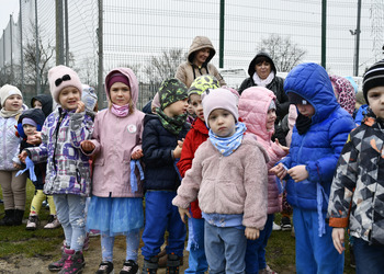 zdjęcie przedstawia przedszkolaków żegnających zimę