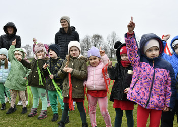 zdjęcie przedstawia przedszkolaków żegnających zimę