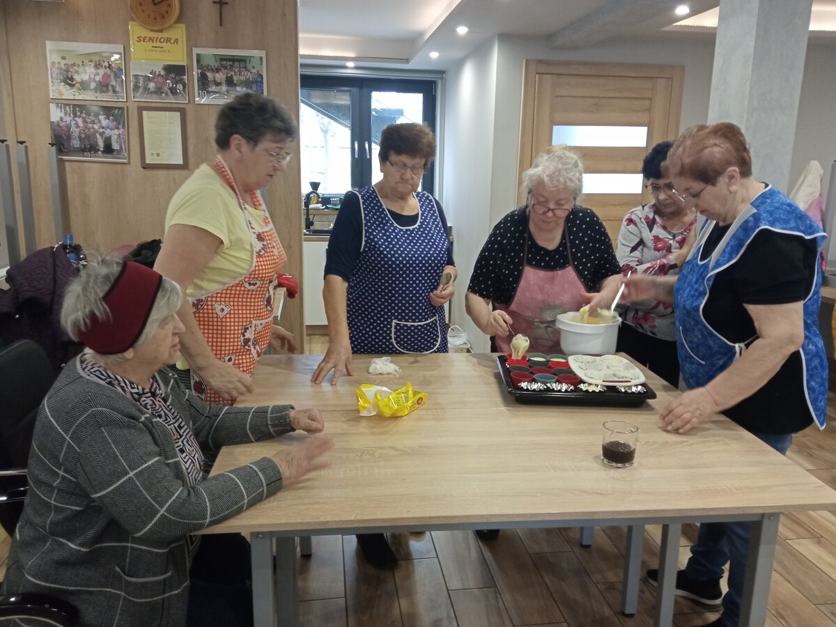 zdjęcie przedstawia Seniorki piekące babeczki