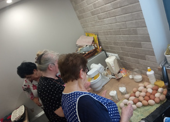 zdjęcie przedstawia Seniorki piekące babeczki