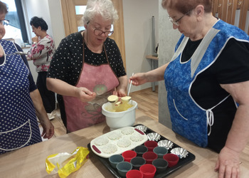 zdjęcie przedstawia Seniorki piekące babeczki