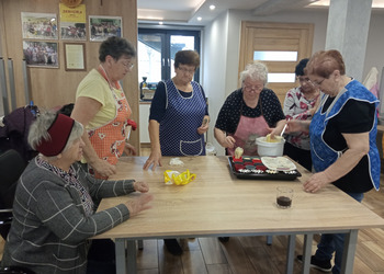 zdjęcie przedstawia Seniorki piekące babeczki