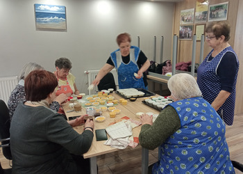 zdjęcie przedstawia Seniorki piekące babeczki