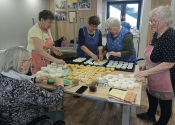 zdjęcie przedstawia Seniorki piekące babeczki