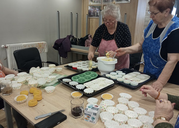 zdjęcie przedstawia Seniorki piekące babeczki