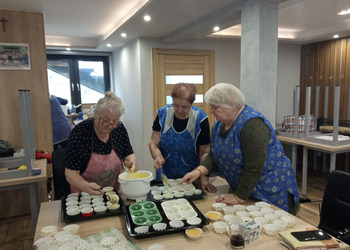 zdjęcie przedstawia Seniorki piekące babeczki