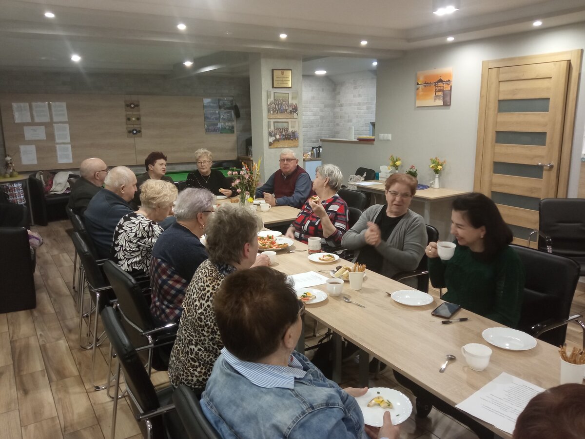 zdjęcie przedsawia seniorów podczas wieczoru poetyckiego 