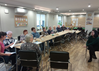 zdjęcie przedsawia seniorów podczas wieczoru poetyckiego 