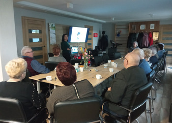 zdjęcie przedsawia seniorów podczas wieczoru poetyckiego 
