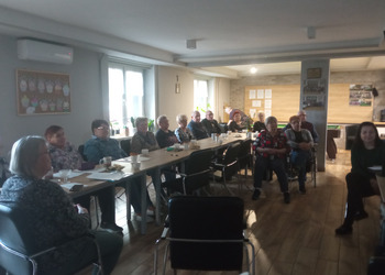 zdjęcie przedsawia seniorów podczas wieczoru poetyckiego 