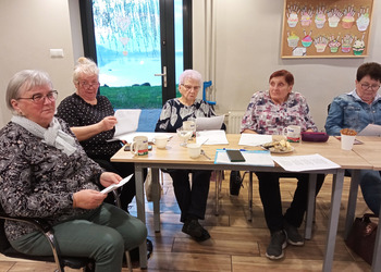 zdjęcie przedsawia seniorów podczas wieczoru poetyckiego 