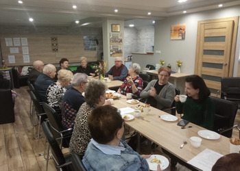 zdjęcie przedsawia seniorów podczas wieczoru poetyckiego 