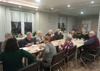 zdjęcie przedsawia seniorów podczas wieczoru poetyckiego 