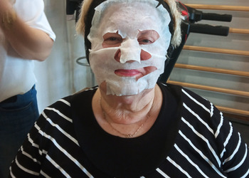 zdjęcie przedstawia Seniorów podczas spotkania z Panią kosmetolog 